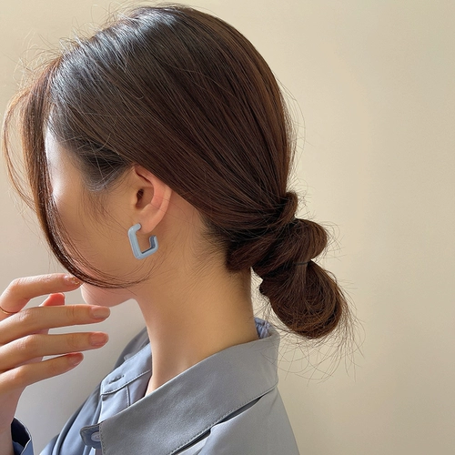 Синие небольшие дизайнерские маленькие серьги, в цветочек, 2025 года, тренд сезона, простой и элегантный дизайн