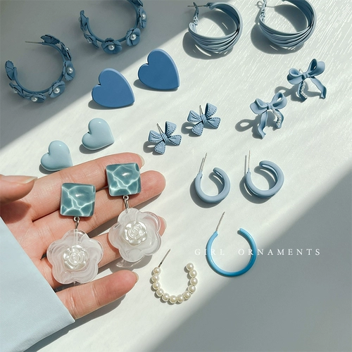 Синие небольшие дизайнерские маленькие серьги, в цветочек, 2025 года, тренд сезона, простой и элегантный дизайн