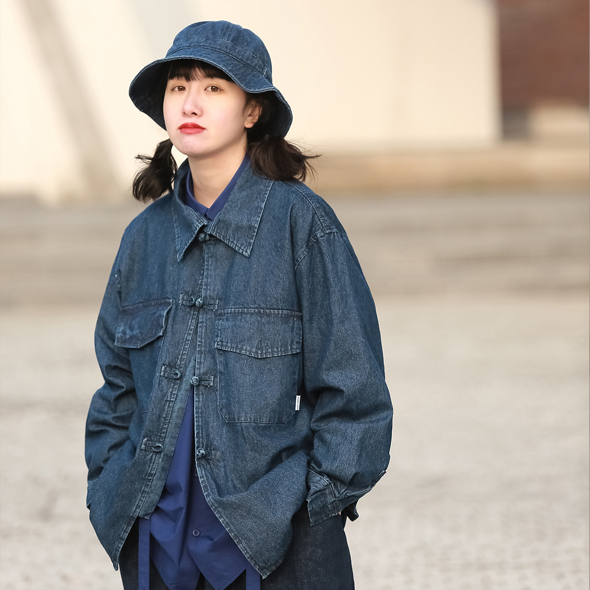 Upright Walking Denim Shirt Jacket Female Design Sensation Small Libyan tide retro disc buckle laminated with neutral wind blouse
