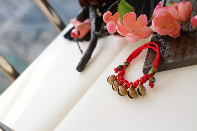 Trẻ sơ sinh Baby Evil Evil Red Rope Tiger Head Bell Trẻ mới biết đi Bell Vòng đeo tay chống sợ Vòng tay - Vòng chân lắc chân vàng tây