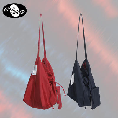 Uncle Luke's stylish, simple and lightweight nylon single-shoulder tote bag exudes a laid-back and casual vibe