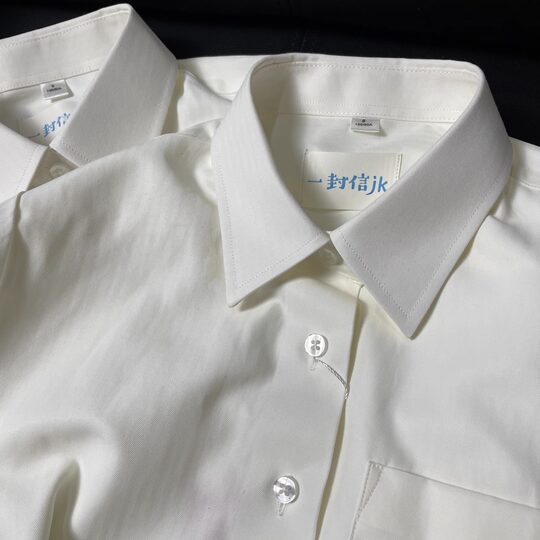 A letter of basic long-sleeved jk shirt with round neck and round placket