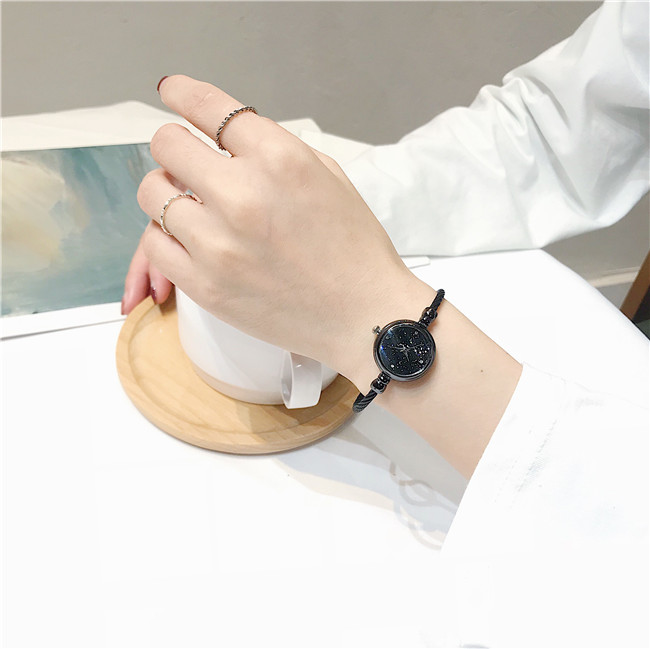 Đồng hồ đeo tay Pháp nữ sinh viên phiên bản Hàn Quốc của thời trang đơn giản khí chất văn học retro nhỏ quay số vòng đeo tay sao đỏ - Vòng đeo tay Cuff vòng tay đá phong thủy