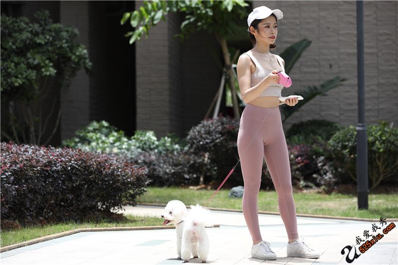 街拍:当瑜伽裤被穿出来遛狗,让时尚变得不一样了！