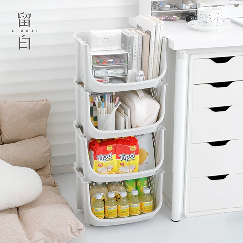 Под столом общежития кухня с закусочной на стойке может двигаться на пол, сложить тележку, фрукты и корзина для хранения в ванной