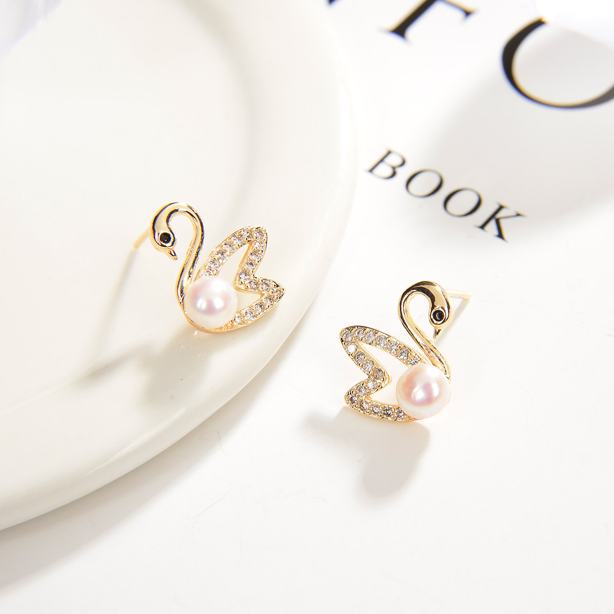 O-STONE Lifetime One stone Natural Freshwater Pearl Little Swan ear needle Niche design Copper gold plated earrings