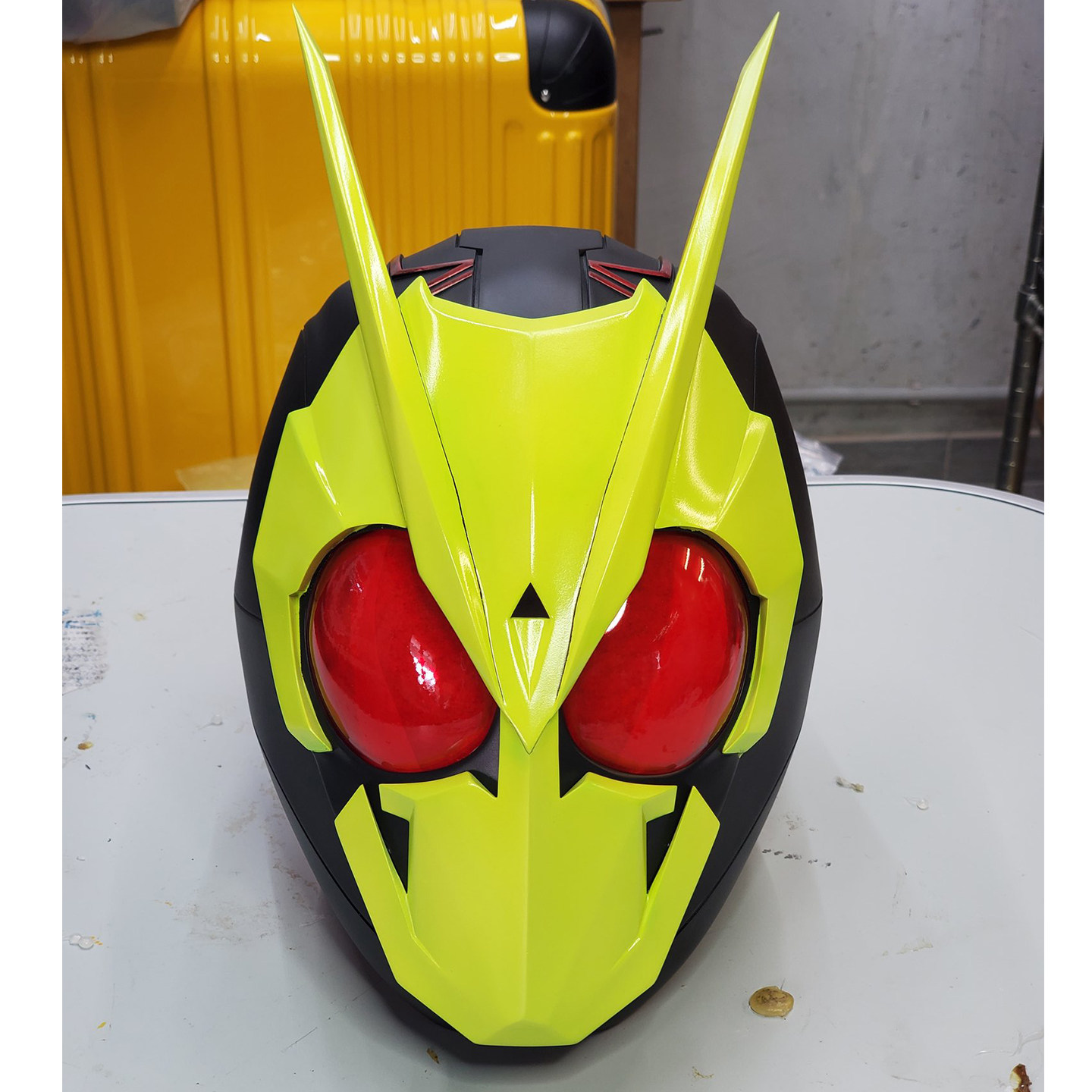 เฟี้ยดิ้น 01 หมวกกันน็อกสวมใส่ได้รุ่น Zero-One ของคาเมนไรเดอร์เซโรวัน พร้อมเครื่องประดับ ทำจากงานพิมพ์ 3 มิติ สำหรับใช้เป็นอุปกรณ์คอสเพลย์