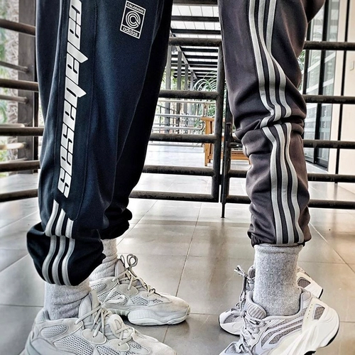 Spot adidas Yeezy Calabasas Beams Божьи брюки.