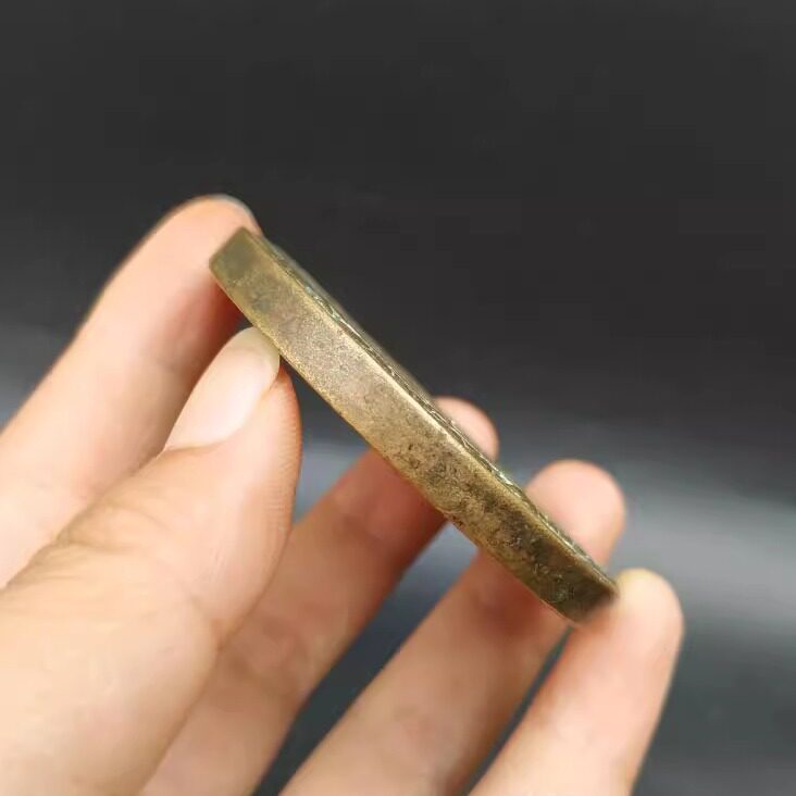 古幣收藏 直徑56mm浮雕龍邊黃銅花錢 方孔山鬼八卦雷局