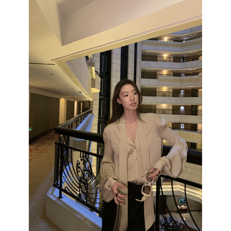 Gakee Official Antique Gold V-Neck Shirt for Women, New Autum Style, Ribbon, High-End Fashion, Long-Sleeved Shirt