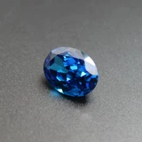 Шри-ланкийский сапфир, драгоценный камень цвета россыпи, может быть украшен овальной розовой гранью лазурного василька в каратах для мужчин и женщин.