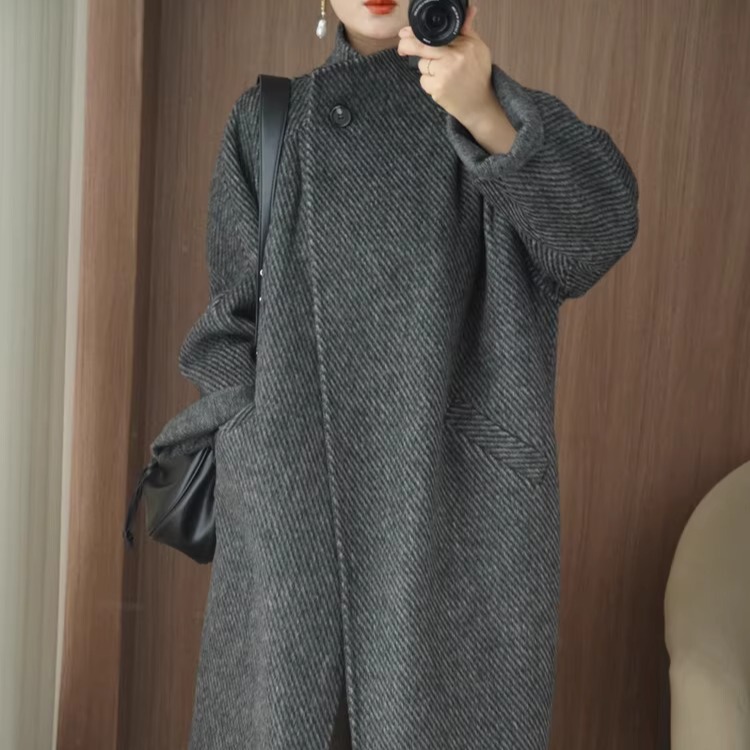 Mid-Length, Loose-Fitting, Oversized, Stand-Collar, Twill Wool Double-Faced Coat in an Old Money Style for Autumn and Winter Mid-Length, Loose-Fitting, Oversized, Stand-Collar, Twill Wool Double-Faced Coat in an Old Money Style for Autumn and Winter