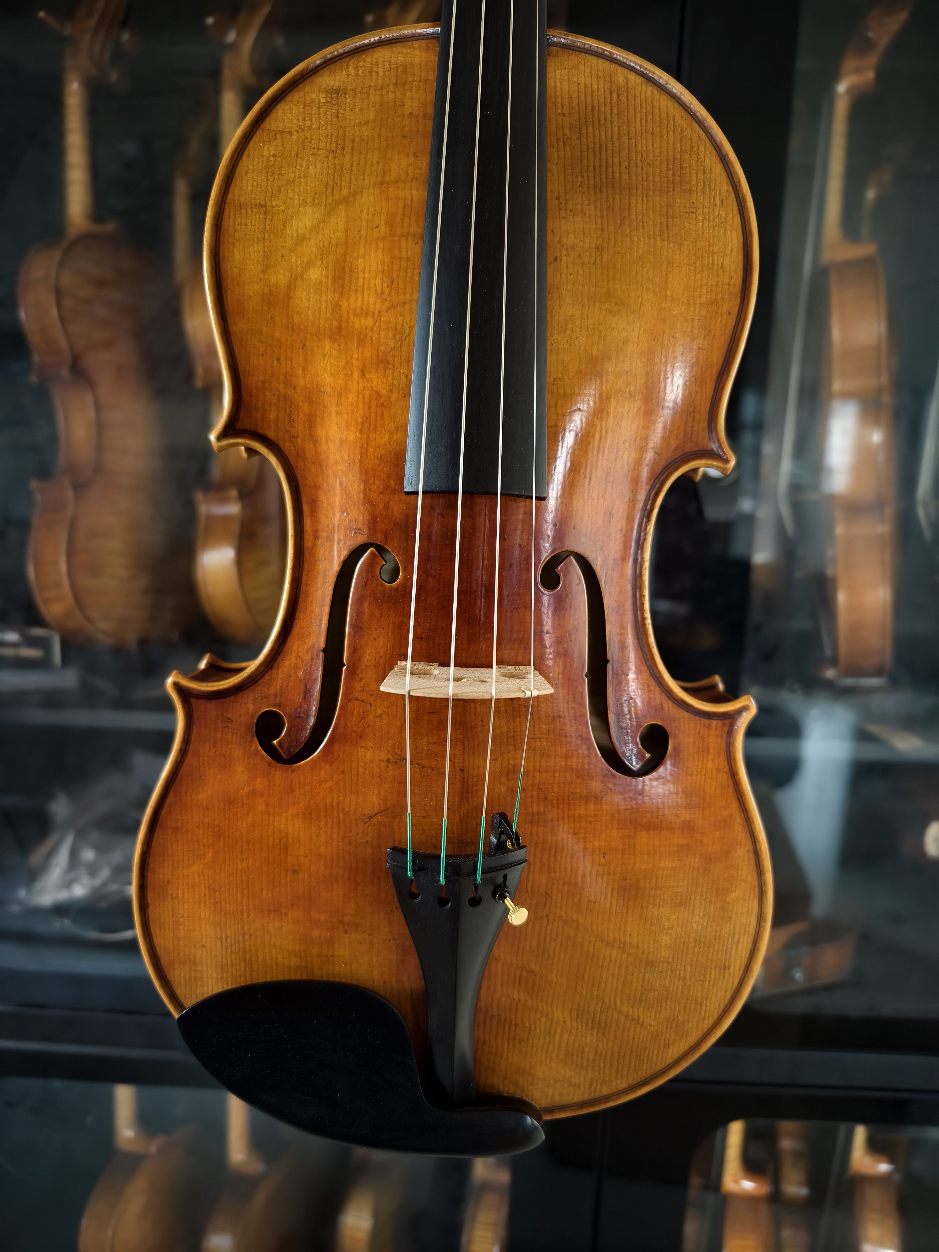 16インチの手作りヨーロッパ式ヴィオラ、Ustring。ソロ演奏用の弦楽器です。