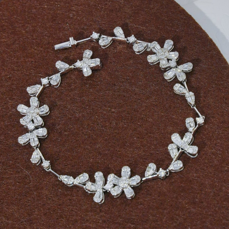 Diamond Flower 18K White Gold Bracelet 2.5 Carat Women's Group Set with Diamonds and White Glitter Eight Arrows and Eight Hearts Hand Ornaments as Gifts Diamond Flower 18K White Gold Bracelet 2.5 Carat Women's Group Set with Diamonds and White Glitter Eight Arrows and Eight Hearts Hand Ornaments as Gifts