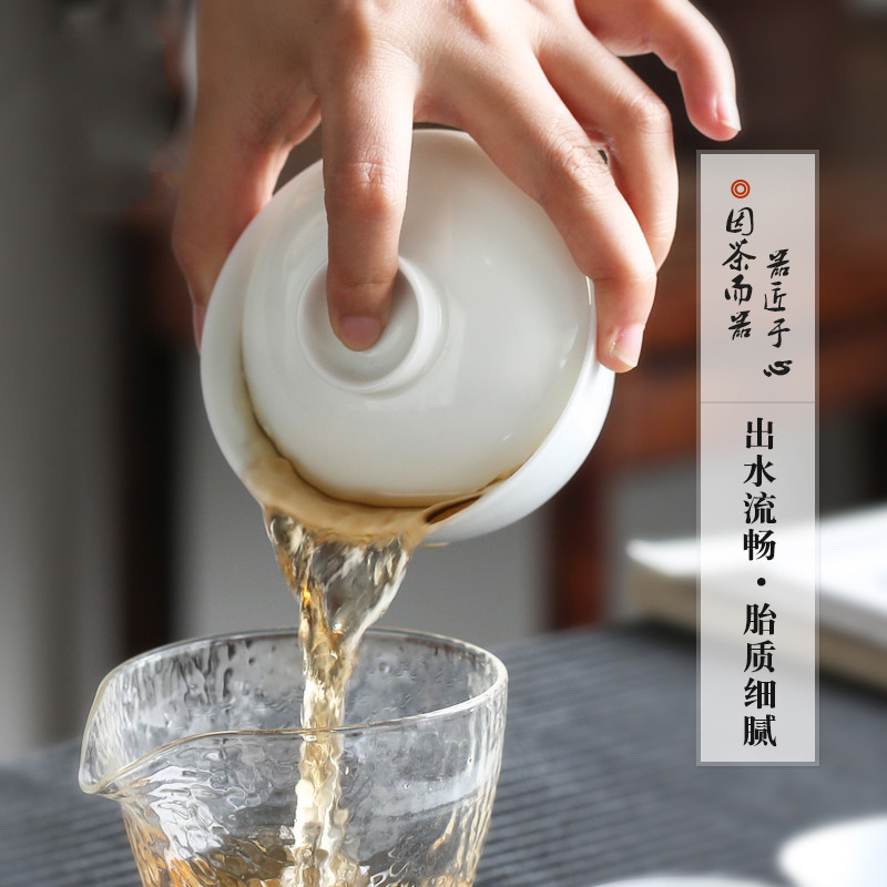 The Poly real boutique scene. White porcelain bowl covered bowl of jingdezhen ceramic cups kung fu sweet White glaze three bowl size