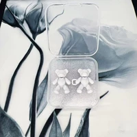 Mi -white одна пара держит руки