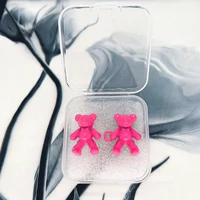 Розовая красная пара, держащая руки