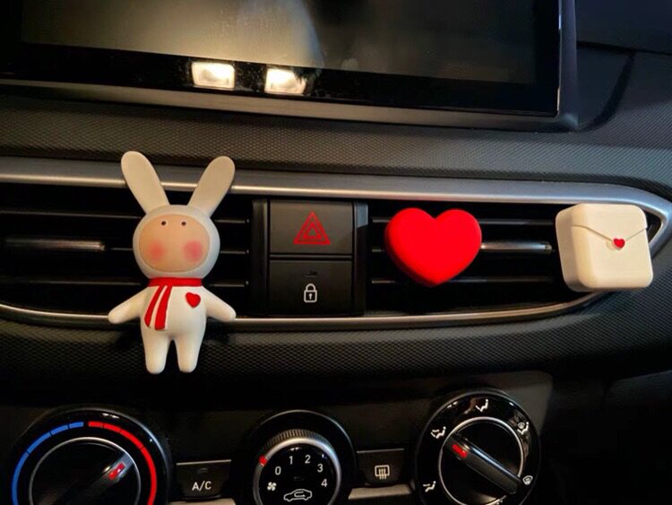 New product Ins Anthony Buer Rabbit Car Perfume Outlet Aroma Diffuser Cute Decoration Items in the Car for Girls