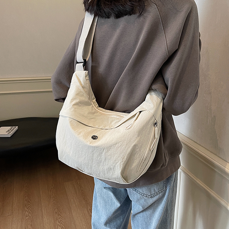 Women's Bag 2025 New Large-Capacity Crossbody Bag, Fashionable and Versatile Shoulder Bag, Women's Commuter Backpack, Simple Dumpling Bag