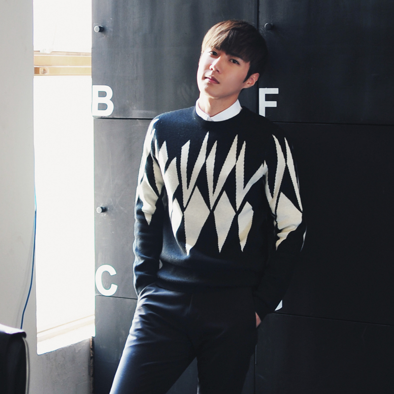New Autumn and Winter Woolen Knitwears for Men, Versatile Contrasting Color Rhombus Plaid Round Neck Knitwears, Celebrity Fashionable Knitwears
