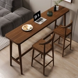 Полный деревянный дивизион гостиной на столе стола стола. Домохозяйственное балкон, запертый на диван, столик, стол, стол и стул.