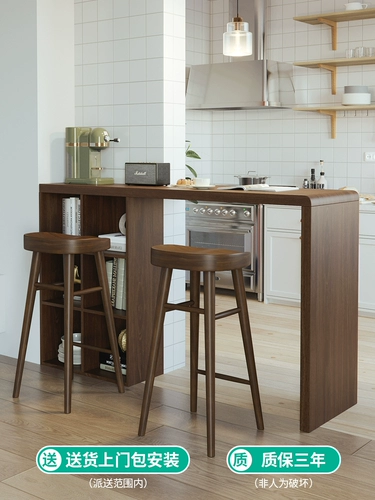 Сплошной деревянный бар. Домохозяйство открытое кухонное бар.