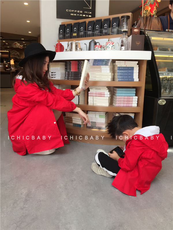 Mẫu áo cha mẹ mùa thu 2018 mới mẹ và con gái mẹ dài tay trùm đầu áo rộng size áo dài trench áo nỉ hoodie có mũ 