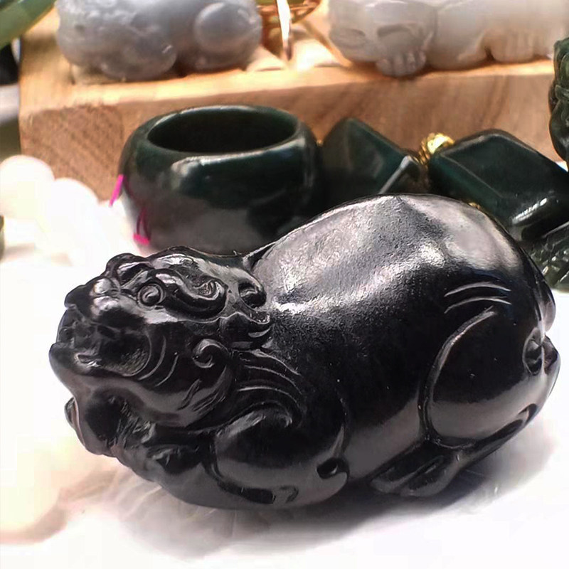 Natural Xinjiang Mountain stock II fine and Tian Ink jade Jade Leopard handlebar pieces Men and women Looking at the sky roar by hand engraving with a certificate bag