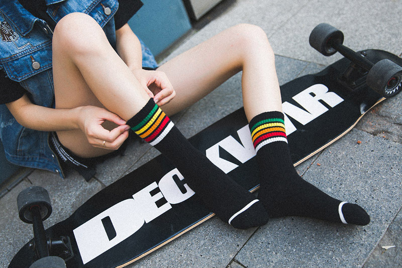 Mùa xuân và mùa hè ống vớ nữ vớ cotton nữ cầu vồng sọc vớ nữ vớ skateboard Hàn Quốc vớ cá tính vớ thủy triều