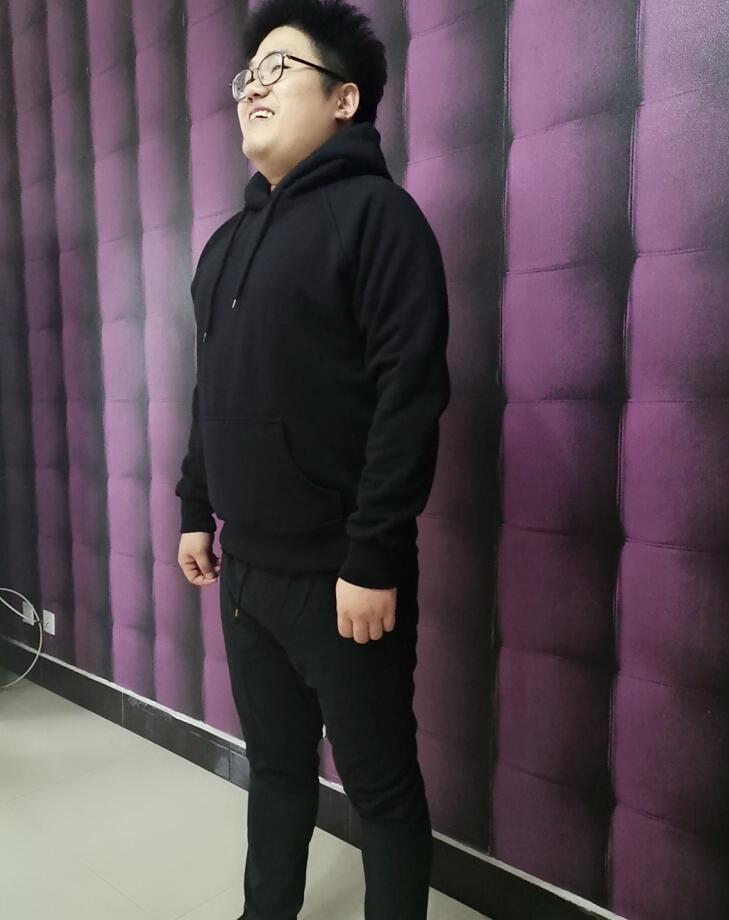潮流时尚的卫衣穿着,才是这个秋天标配