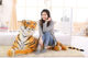 Tiger plush toy doll simulation ຂະຫນາດໃຫຍ່ doll tiger ເດັກນ້ອຍຂອງຂວັນວັນເດືອນປີເກີດ doll ງາມຫມອນເສືອສີຂາວສໍາລັບຜູ້ຊາຍ