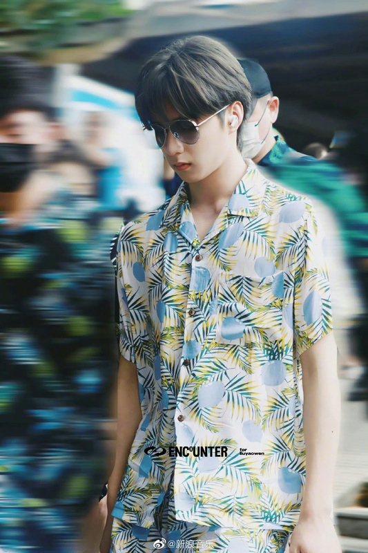 Summer Hawaiian Men's and Women's Floral Shirts Hainan Beach Clothes Couple Island Clothes Era Youth Group Liu Yaowen's Same Style Summer Hawaiian Men's and Women's Floral Shirts Hainan Beach Clothes Couple Island Clothes Era Youth Group Liu Yaowen's Same Style