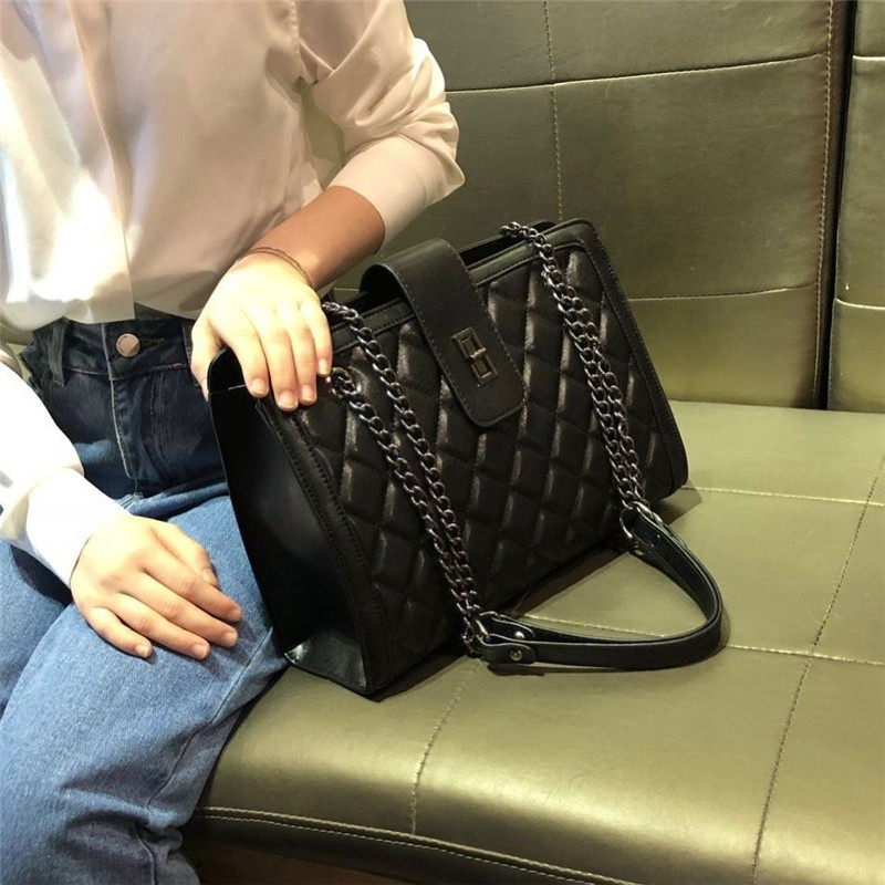 Textured leather bag 2021 new fashion all-match portable shoulder Messenger bag large capacity rhombic chain large bag