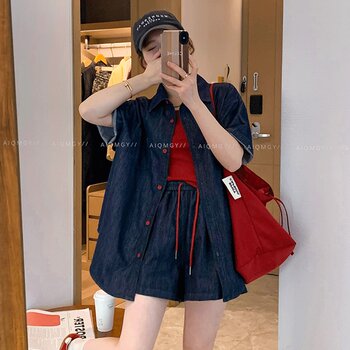 ຊຸດ denim ສີຟ້າເຂັ້ມຂອງແມ່ຍິງ