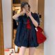 ຊຸດ denim ສີຟ້າເຂັ້ມຂອງແມ່ຍິງ