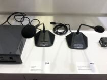 AKG loves CS3 CS3 CU30 CU50 DU50 DU50 BU hands handle meeting to discuss the microphone