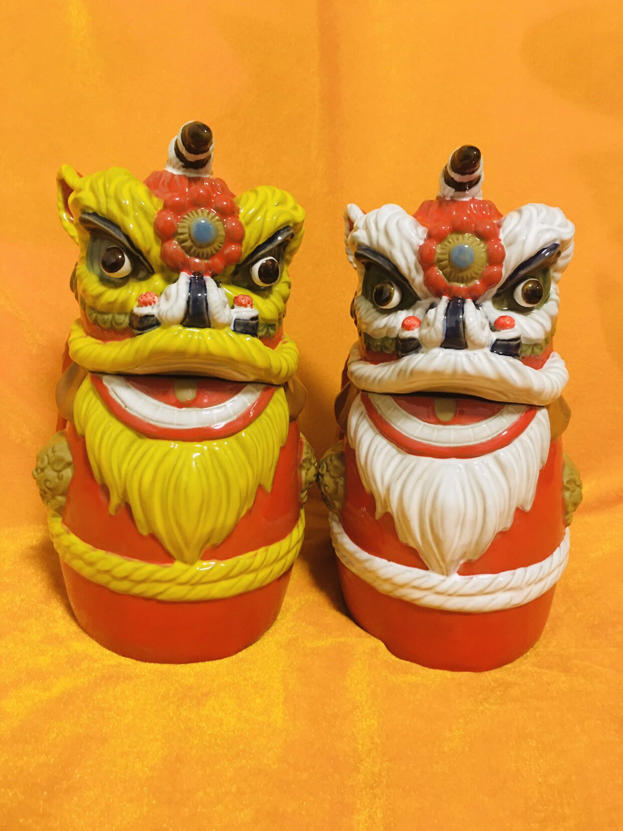 The ceramic bottle collection 9009 wine cabinet shows a pair of Mengjiang Memorial wine