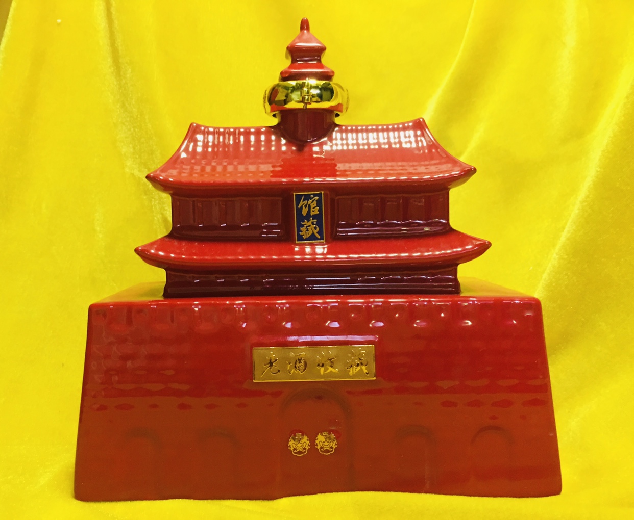 Ceramic bottle collection 7788 wine cabinet shows the palace gallery exquisite intact bottle height 23 length 21 width 10