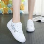 Giày hè 2017 mới màu trắng nữ sinh viên giày ren hoang dã Phiên bản Hàn Quốc của giày đế bằng màu trắng giày sneaker nữ hot trend 2021