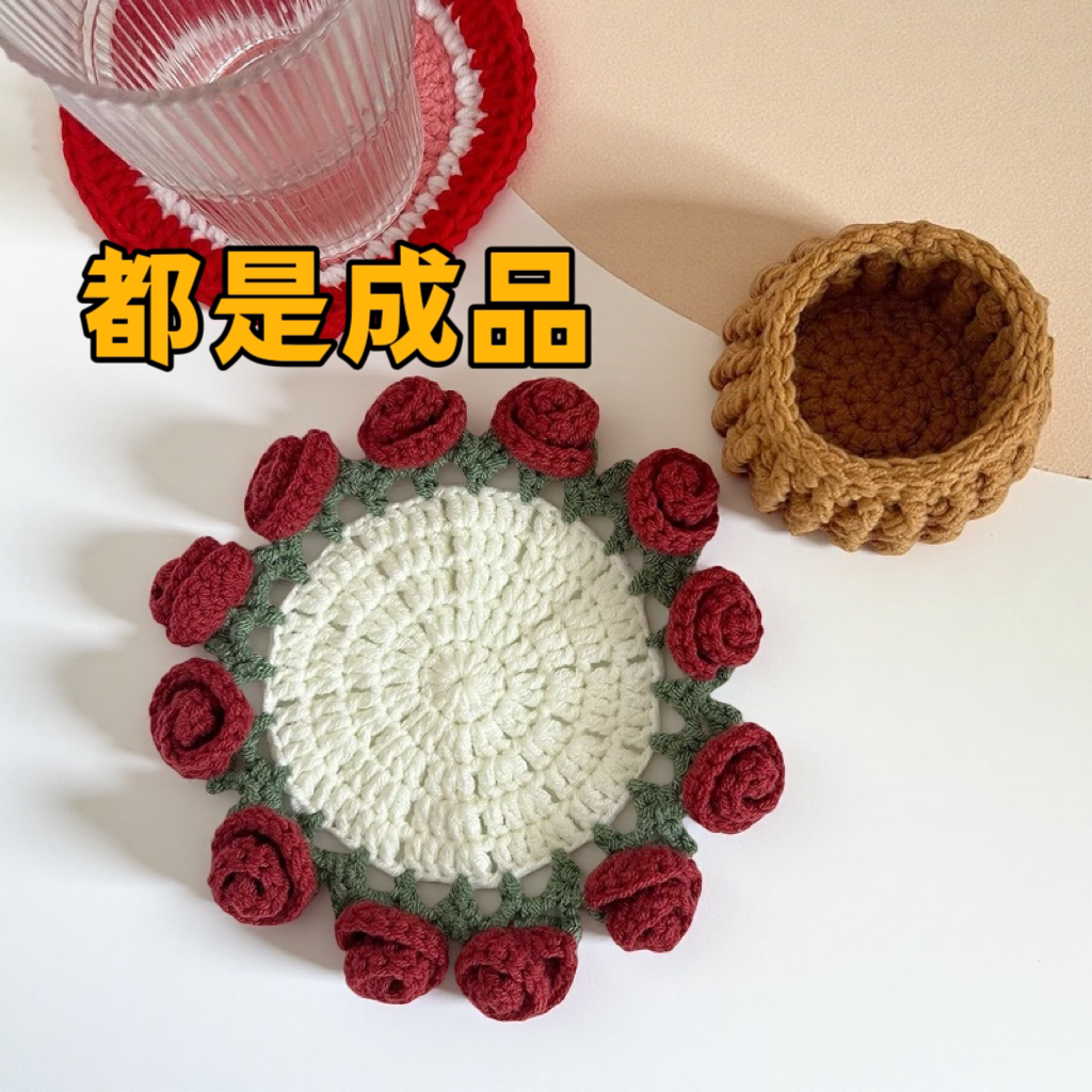 完成した手編みのバラのコースター、小さな花束、オフィス用のニット製造花バスケット
