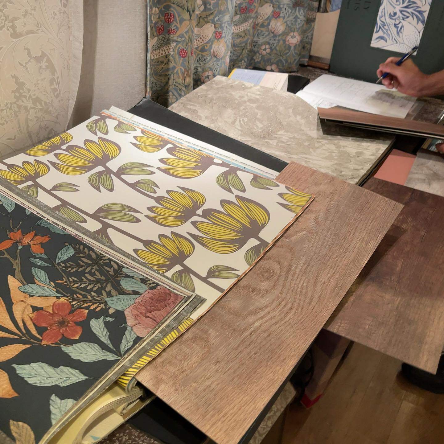 Japan imported Mitsukoshi sangetsu wallpaper modern minimalist turmeric lotus living room dining room TV background wall mural