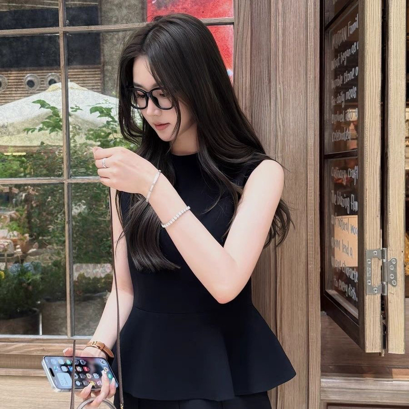 2025 French-Style Elegant New Round-Neck Sleeveless Vest Summer Black Ruffle Slimming Design Top