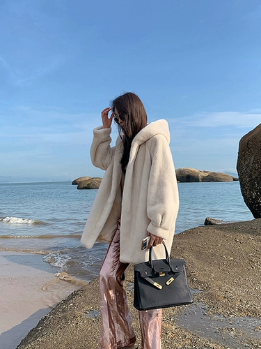 Своящая норковая одежда Женская одежда целая норка норка зимой и длинные модели, чтобы преодолеть мех -в одном из капюшона молодой меховой курт