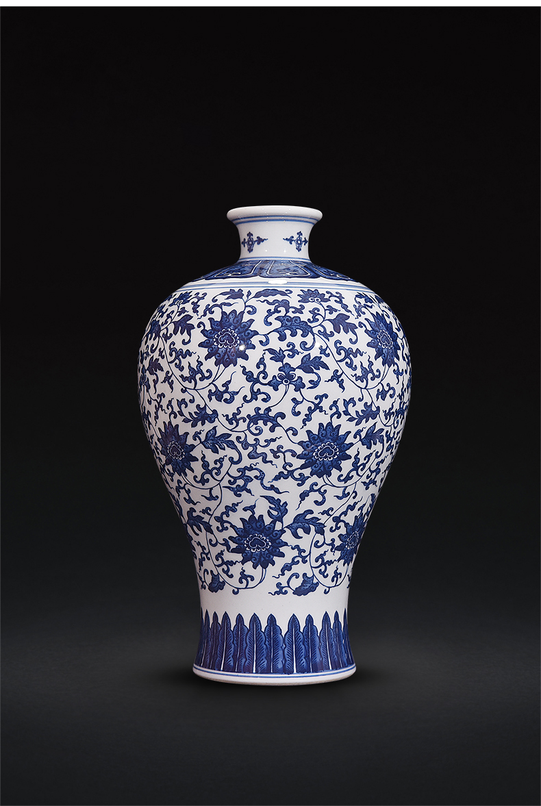 Hand - made antique blue and white porcelain of jingdezhen ceramics name plum bottle of flower arranging the sitting room of Chinese style decoration gifts TV ark, furnishing articles