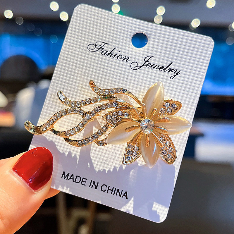 Korean high-end fashion rhinestone cat's eye orchid brooch corsage collar pin versatile clothing accessories scarf buckle wholesale