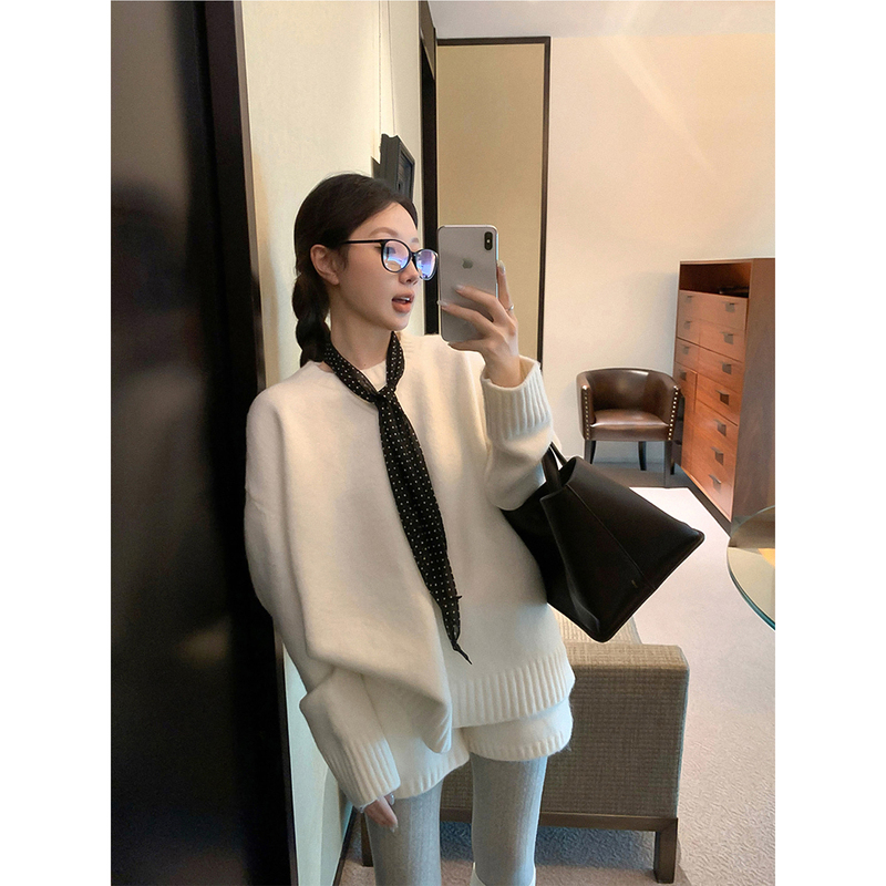Korean-Style Gentle White Knit Set for Women, 2026 Autumn and Winter New Model, Soft and Youthful, Height-Enhancing Two-Piece Set for Petite Figures