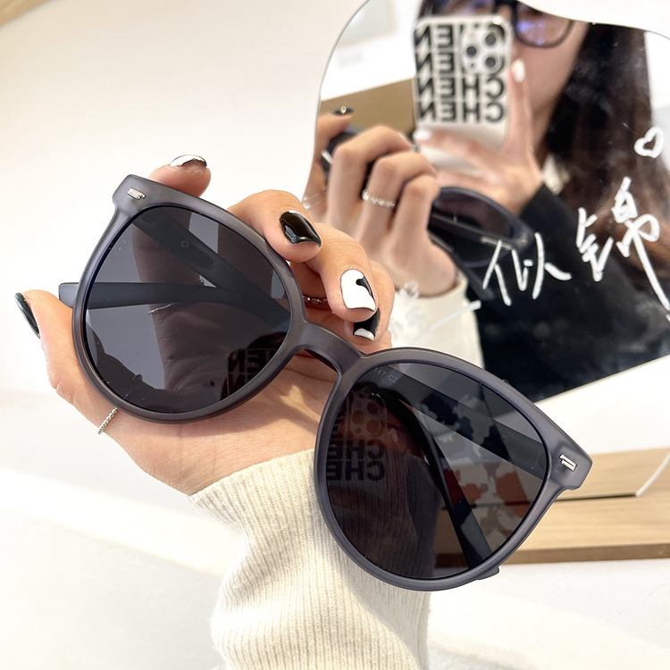 2021 New large frame rice nail frame grinding frame gradient sunglasses female personality shape ultra light TR90 polarized sunglasses