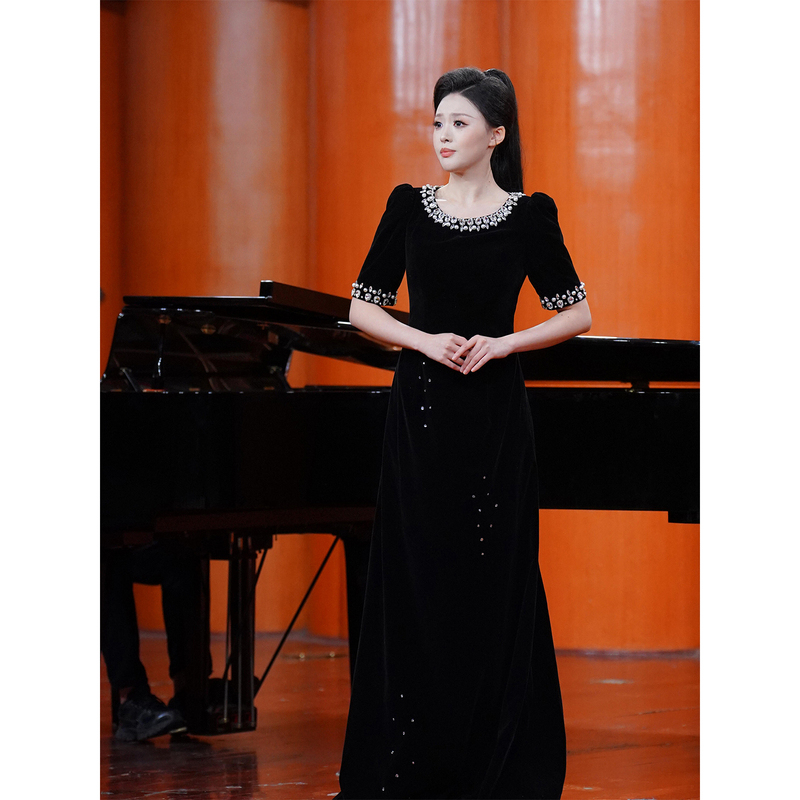Black Solo Vocal Performance Dress, High-End Luxury Style, Suitable for Annual Meetings, Host Roles, Art Exams, Large Choir Conductors, and Performances Black Solo Vocal Performance Dress, High-End Luxury Style, Suitable for Annual Meetings, Host Roles, Art Exams, Large Choir Conductors, and Performances