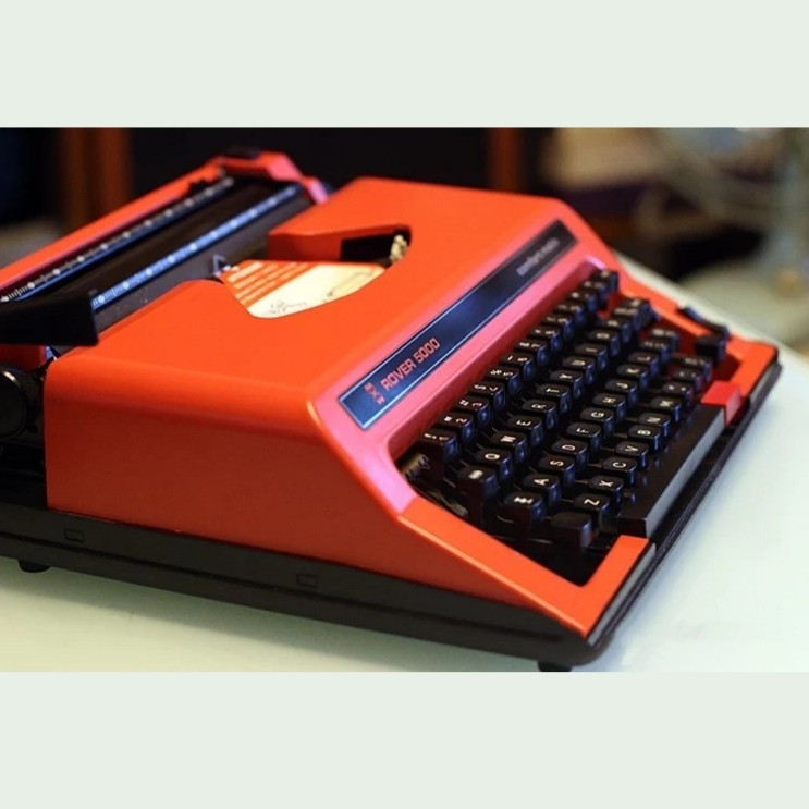 Italian Rover5000 vintage mechanical English typewriter can type. Retro nostalgic gift collection recommendation