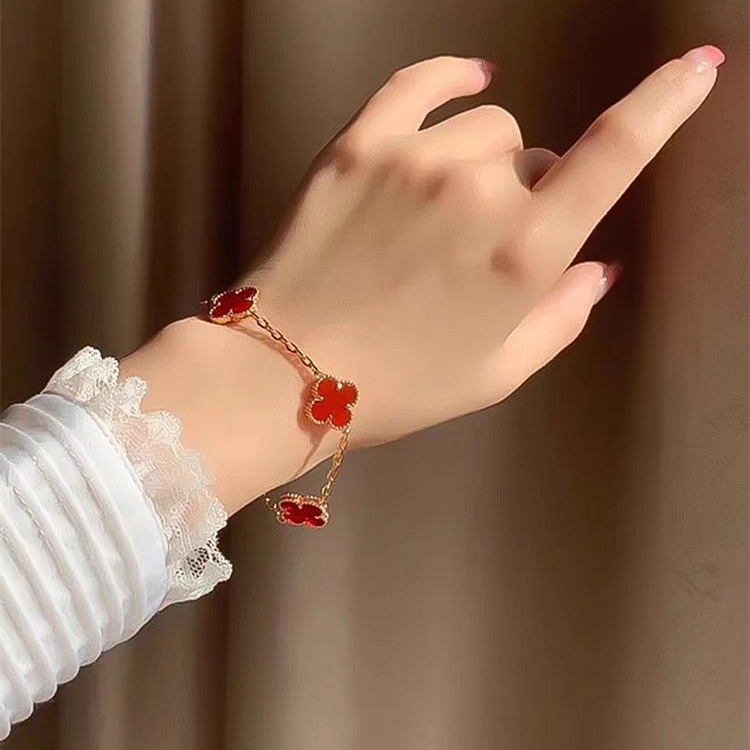 Hot-Selling Natural Red Agate Sterling Silver Inlaid Four-Leaf Clover Bracelet, Women's Simple and Fashionable Silver Bracelet Jewelry